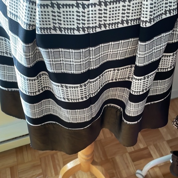 Gorgeous Rinascimento dress with imitation leather - Picture 5 of 12